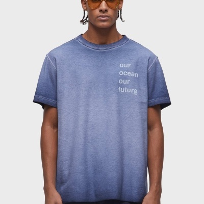 T-shirt azul com texto our ocean our future, modelo masculino, fundo branco