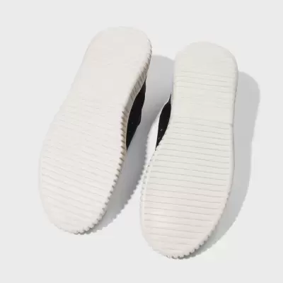 Solas de sapatos desportivos brancas com textura, parte superior preta visível