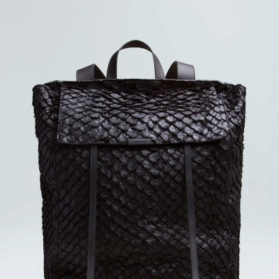 mochila preta com textura de escamas e alças pretas