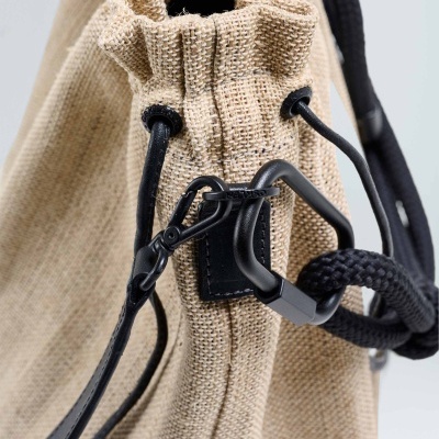 Mala de tecido bege com cordão e gancho preto