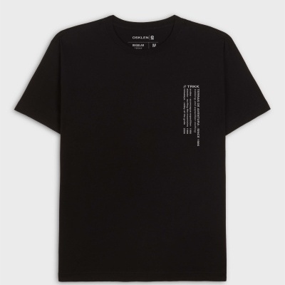 T-shirt preta com estampagem branca vertical no lado direito