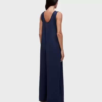 Macacão azul escuro largo sem mangas visto de costas