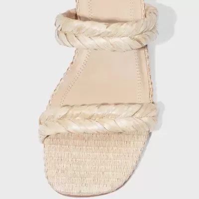 Parte superior de sandália bege com tiras trançadas e palmilha nude