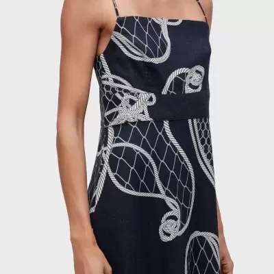 vestido azul escuro com padrão de cordas brancas