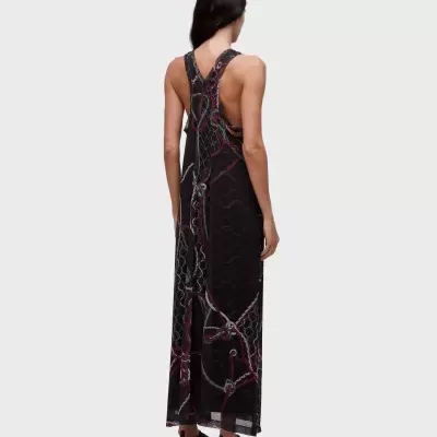 Vestido comprido preto com padrão de cordas coloridas e decote nas costas com mulher de costas