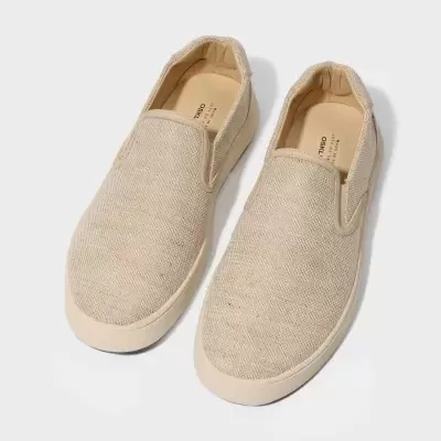 Sapatilhas slip-on bege com sola branca e interior almofadado