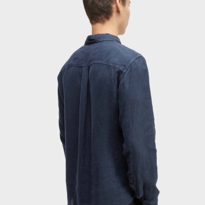 Camisa azul escura de manga comprida vista pelas costas