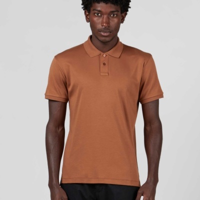 Camisola polo castanha de manga curta e gola com botões