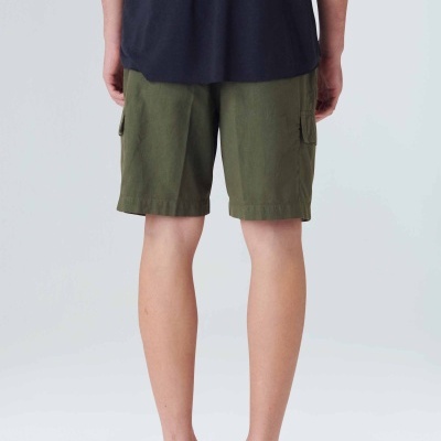 Calções verdes com bolsos laterais usados por pessoa de costas