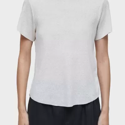 Camisola branca de manga curta com gola redonda em modelo