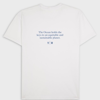 T-shirt branca com texto azul no centro das costas sobre fundo branco