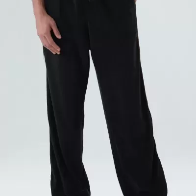 Calças desportivas pretas com cordão e bolsos