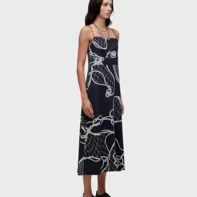 Vestido midi azul escuro com padrão branco de cordas e redes, alças finas