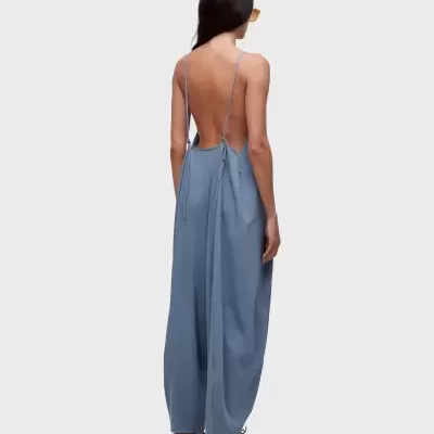 Macacão azul claro de tecido fluido com costas nuas e alças finas