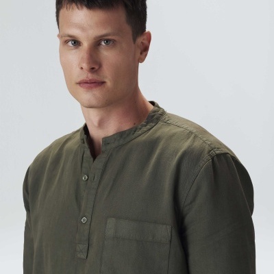 Homem com camisa verde-oliva de manga comprida e gola mandarim