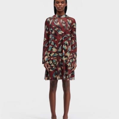 Vestido com padrão abstrato em vermelho e azul com sandálias castanhas