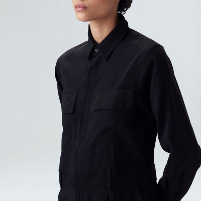 Mulher a usar camisa preta de mangas compridas com bolso