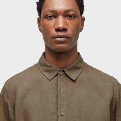 Camisa castanha clara de homem com botões e gola clássica