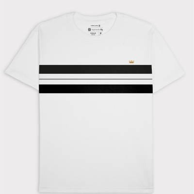 T-shirt branca com faixas pretas horizontais e pequena coroa dourada.
