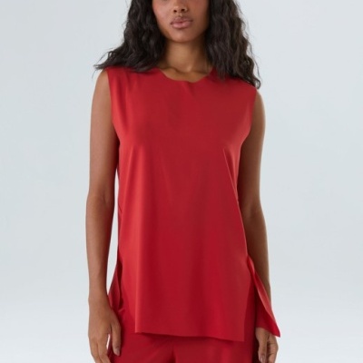 Conjunto feminino vermelho liso com camiseta sem mangas e calças largas