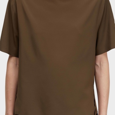 Blusa castanha de tecido liso com mangas curtas e decote redondo