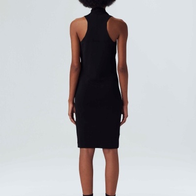 Vestido preto justo sem mangas com gola alta visto de costas