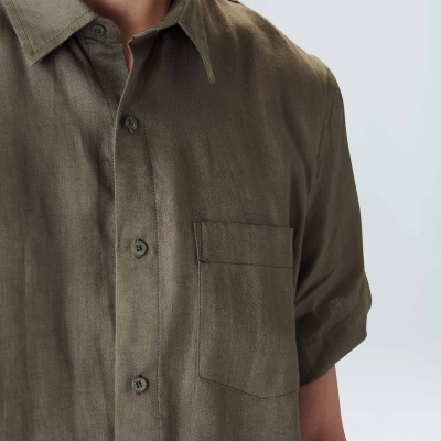 Camisa masculina verde-oliva de linho com bolso e botões
