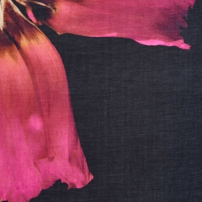 Tecido preto com estampa floral rosa e castanha