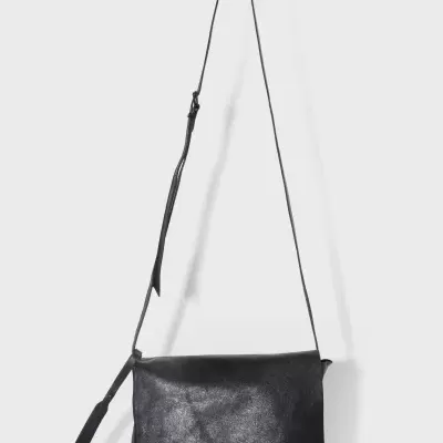 Mala de ombro preta em pele com alça longa