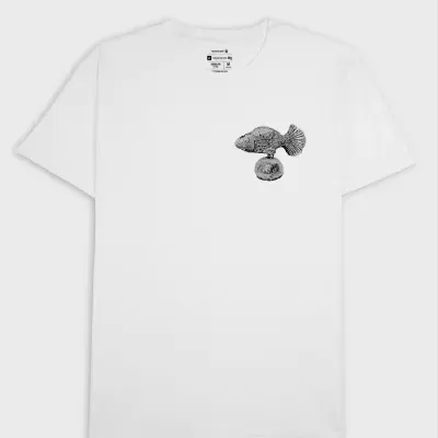 T-shirt branca com estampa de peixe cinzento
