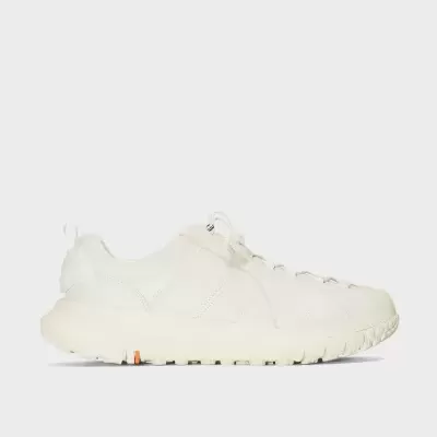 Ténis desportivo bege claro com sola grossa e detalhe laranja