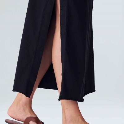 Chinelos castanhos de pele com saia preta e abertura lateral