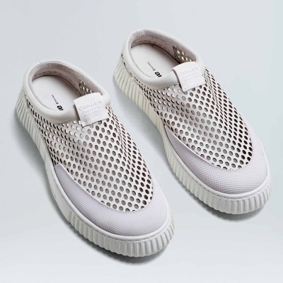 Ténis slip-on brancos com malha perfurada e sola de borracha