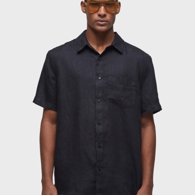 Homem com camisa preta de manga curta e óculos de sol castanhos