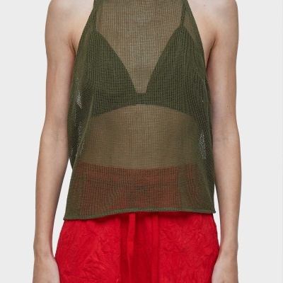 Top verde transparente tipo rede com gola alta e calções vermelhos texturizados