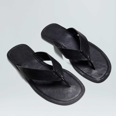 Sandálias de dedo pretas com tiras largas e sola plana