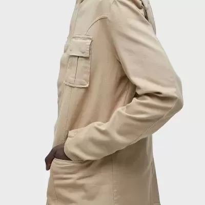 Casaco bege claro com bolsos e fecho de correr