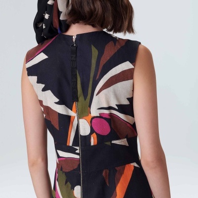 Vestido sem mangas com padrão abstrato colorido e fecho nas costas