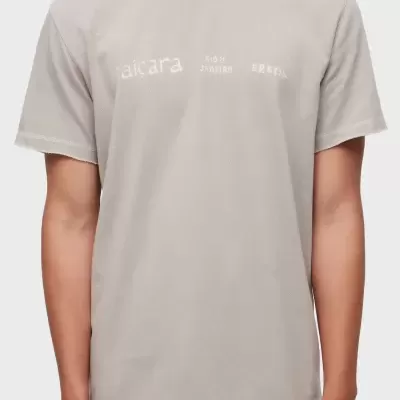 T-shirt bege claro de manga curta com texto branco 'Laiçara', 'RIO DE JANEIRO', 'BRASIL'