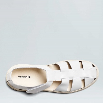 Sandália branca em pele com design tipo cesto e fecho de velcro vista superior