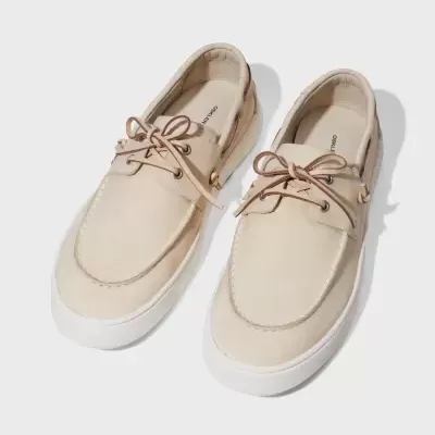 Mocassins bege claro com atacadores castanhos e sola branca