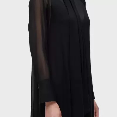 Blusa feminina preta com mangas transparentes e gola alta com laço