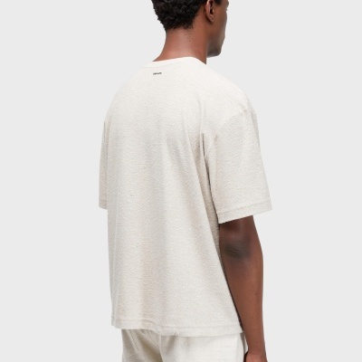 Homem de costas com camiseta e calções cinza claro com marca OBKLEN.