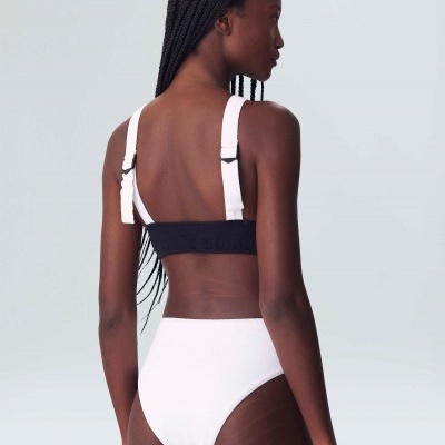 Mulher a usar biquíni preto e branco vista de costas