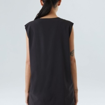 Top preto sem mangas visto de costas com tecido liso