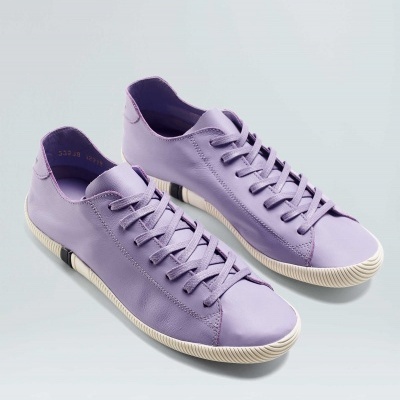 Ténis baixos lilás com atacadores e sola branca texturizada