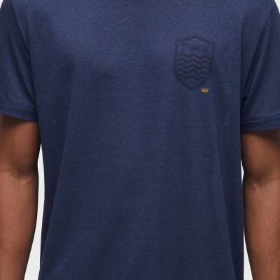 T-shirt azul escuro com escudo e coroa no peito