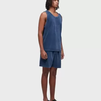 Conjunto masculino azul escuro em tecido felpudo com regata e calções largos.