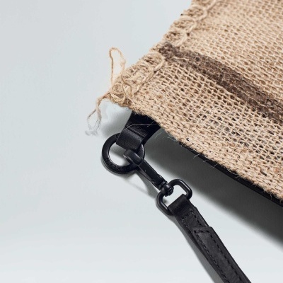 Bolsa de tecido tipo juta com alça preta removível e fecho metálico preto