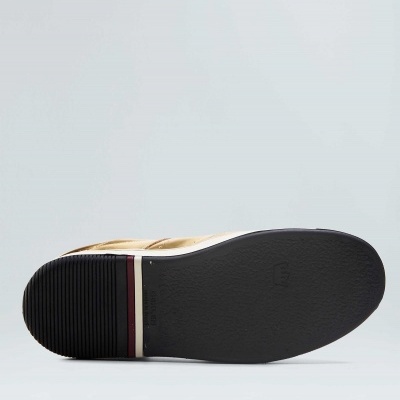 Sola preta antiderrapante de sapato com riscas vermelha e branca sobre fundo cinza